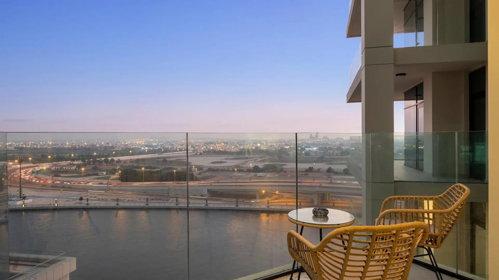 Luxury 2Br In Business Bay With Balcony & Canal View Dubai Apartment